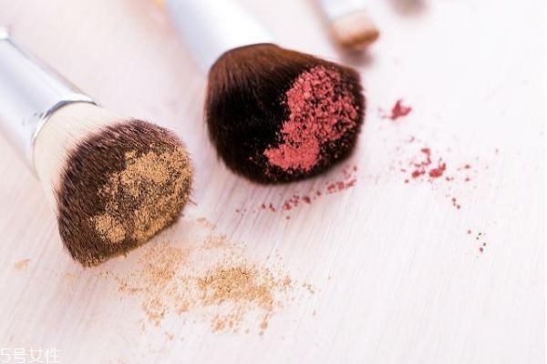 愛出油的皮膚怎么化妝 油性皮膚化妝的正確步驟 愛出油的皮膚怎么化妝 油性皮膚化妝的正確步驟