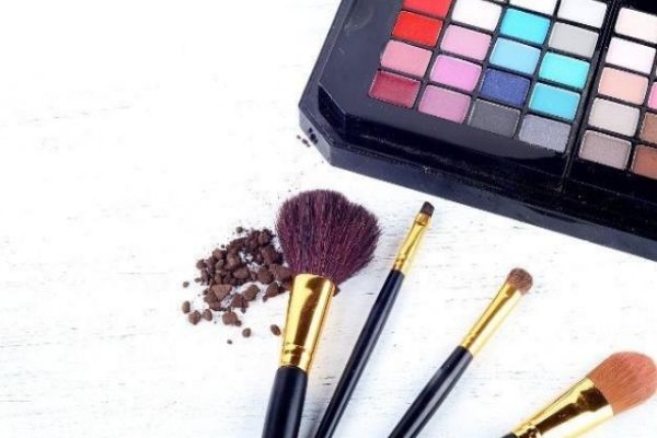 愛出油的皮膚怎么化妝 油性皮膚化妝的正確步驟 愛出油的皮膚怎么化妝 油性皮膚化妝的正確步驟