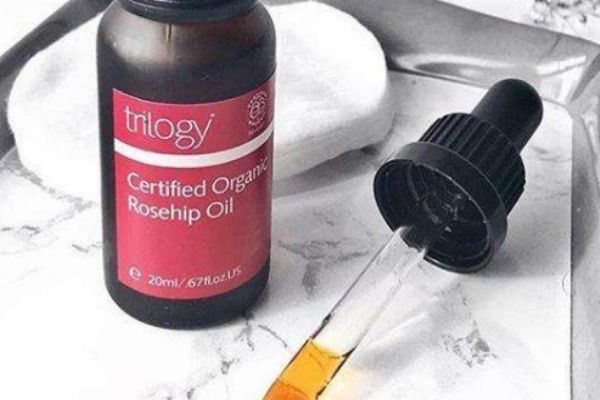 玫瑰果油是怎么提煉的呢 玫瑰果油有什么作用呢 玫瑰果油是怎么提煉的呢 玫瑰果油有什么作用呢