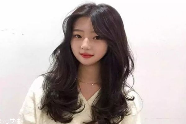 中長發(fā)配什么卷好看 好看的中長發(fā)卷發(fā)發(fā)型