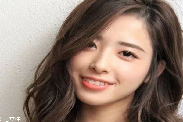 2019春夏發(fā)型趨勢(shì) 2019年中長(zhǎng)發(fā)流行發(fā)型女 2019春夏發(fā)型趨勢(shì) 2019年中長(zhǎng)發(fā)流行發(fā)型女