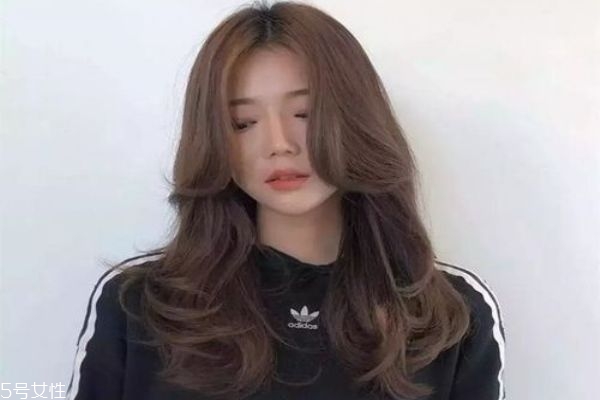 中長發(fā)配什么卷好看 好看的中長發(fā)卷發(fā)發(fā)型