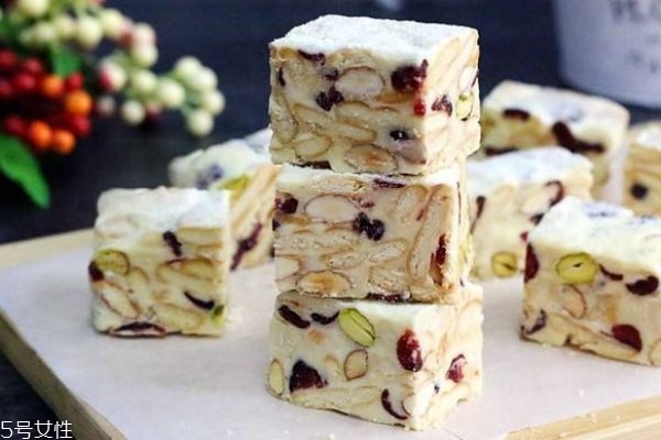 雪花酥要怎么做呢 做雪花酥的材料有什么呢 雪花酥要怎么做呢 做雪花酥的材料有什么呢