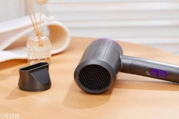 吹風(fēng)機哪個牌子好呢 吹風(fēng)機有輻射嗎