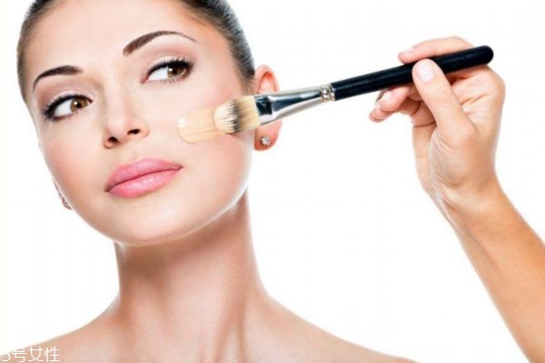 粉底液用手涂好還是刷子好 各有各的優(yōu)缺點 粉底液用手涂好還是刷子好 各有各的優(yōu)缺點