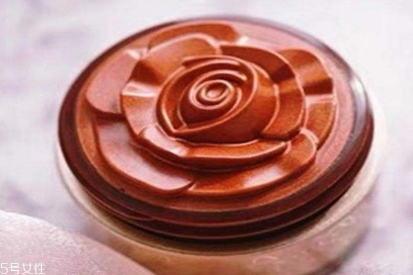 液體腮紅怎么用呢 液體腮紅和粉質腮紅哪個好呢