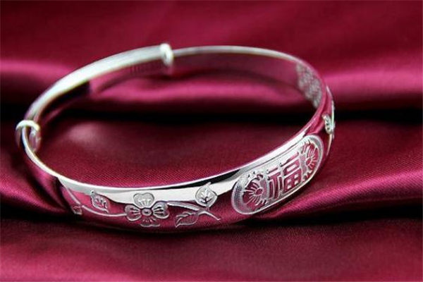 老鳳祥和周大福哪個好 老鳳祥和周大福品牌對比 老鳳祥和周大福哪個好 老鳳祥和周大福品牌對比