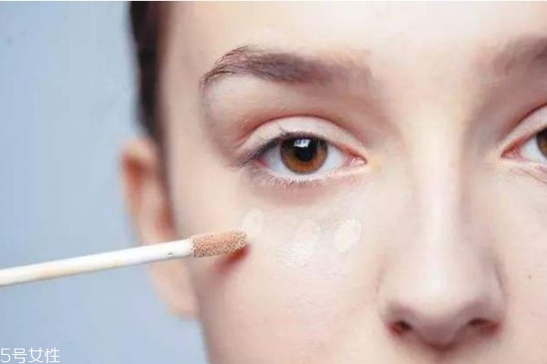 粉底液用手涂好還是刷子好 各有各的優(yōu)缺點 粉底液用手涂好還是刷子好 各有各的優(yōu)缺點