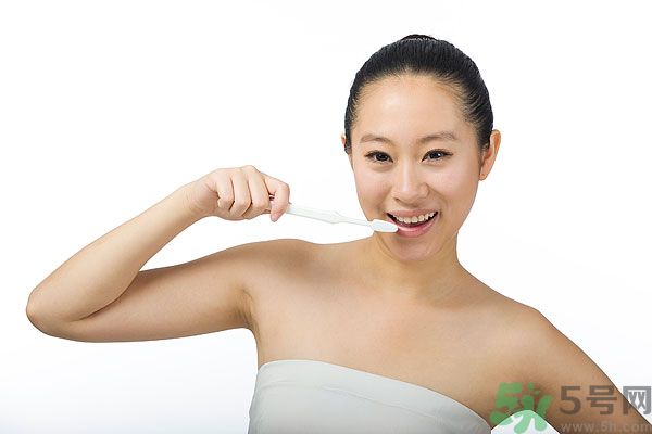 溫水刷牙好還是冷水刷牙好？溫水刷牙的好處