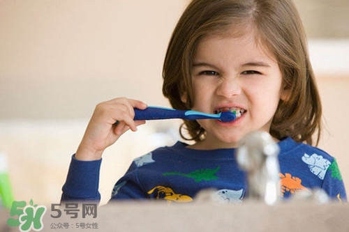 刷牙前牙刷是否要沾水?刷牙前牙膏要不要沾水 刷牙前牙刷是否要沾水?刷牙前牙膏要不要沾水