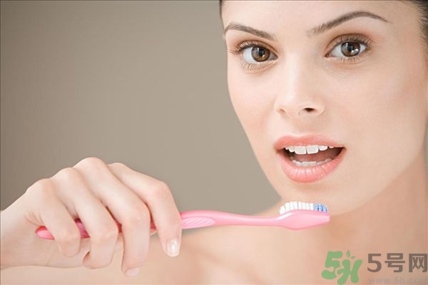 刷牙可以刷舌頭嗎?刷牙刷舌頭好嗎 刷牙可以刷舌頭嗎?刷牙刷舌頭好嗎