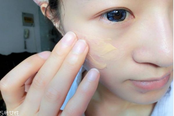 粉底液用手涂好還是刷子好 各有各的優(yōu)缺點 粉底液用手涂好還是刷子好 各有各的優(yōu)缺點