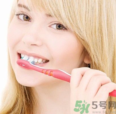 刷牙用冷水還是熱水好？刷牙用熱水有什么好？