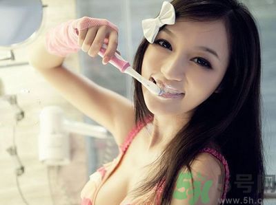 刷牙用冷水還是熱水好？刷牙用熱水有什么好？