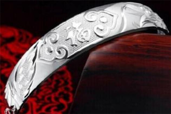 老鳳祥銀手鐲多少錢(qián) 老鳳祥銀手鐲價(jià)格貴嗎