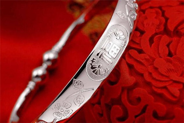 老鳳祥銀手鐲多少錢(qián) 老鳳祥銀手鐲價(jià)格貴嗎