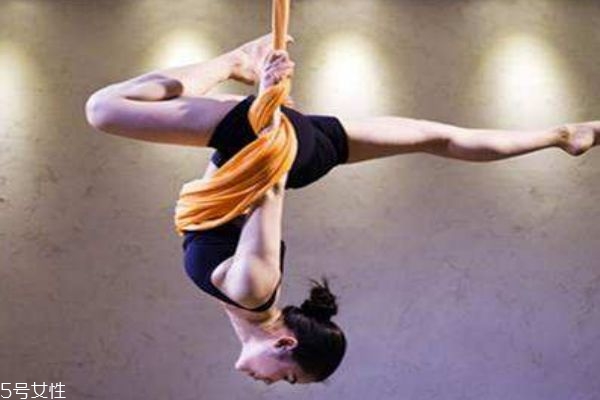 空中瑜伽有什么好處呢 空中瑜伽可以減肥嗎 空中瑜伽有什么好處呢 空中瑜伽可以減肥嗎