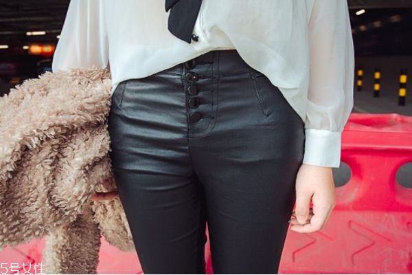 皮褲為什么會(huì)掉皮呢 如何保養(yǎng)皮褲呢 皮褲為什么會(huì)掉皮呢 如何保養(yǎng)皮褲呢