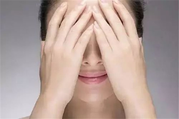 眼睛腫了冷敷還是熱敷 眼睛腫了可以按消除 眼睛腫了冷敷還是熱敷 眼睛腫了可以按消除