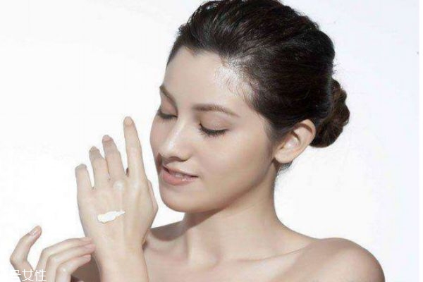 經(jīng)期老長痘痘怎么辦 經(jīng)期長痘痘是什么原因