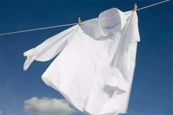 白衣服上的奶茶漬怎么洗掉 奶茶弄到白色衣服上怎么洗 白衣服上的奶茶漬怎么洗掉 奶茶弄到白色衣服上怎么洗