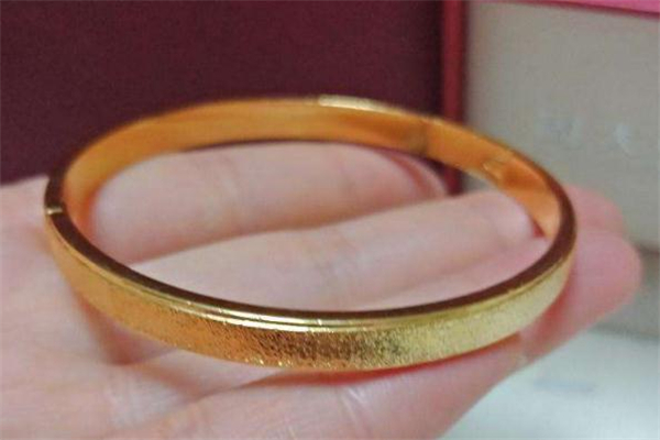 黃金手鐲可以和玉手鐲一起戴嗎 當(dāng)心出現(xiàn)磨損 黃金手鐲可以和玉手鐲一起戴嗎 當(dāng)心出現(xiàn)磨損