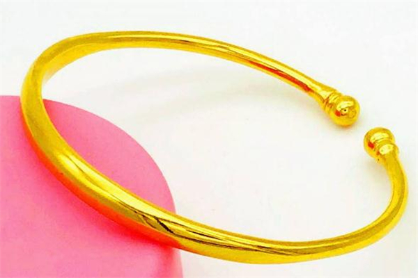 黃金手鐲可以和玉手鐲一起戴嗎 當(dāng)心出現(xiàn)磨損 黃金手鐲可以和玉手鐲一起戴嗎 當(dāng)心出現(xiàn)磨損