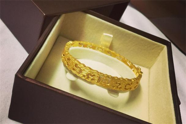 黃金手鐲可以帶著泡溫泉嗎 泡溫泉能戴黃金手鐲嗎 黃金手鐲可以帶著泡溫泉嗎 泡溫泉能戴黃金手鐲嗎