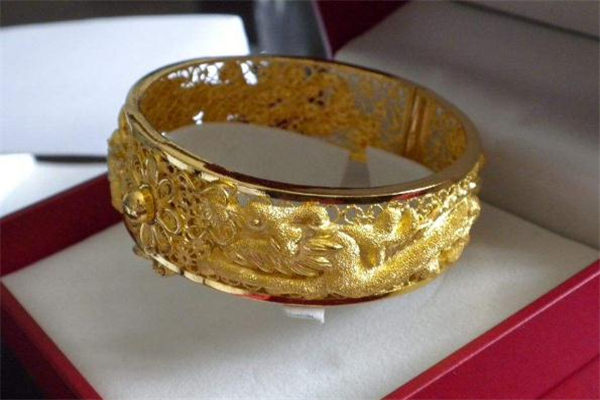 黃金手鐲實(shí)心好空心好 黃金手鐲實(shí)心會變形嗎