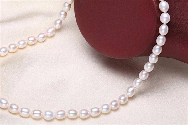 珍珠項(xiàng)鏈適合哪個(gè)年齡 珍珠項(xiàng)鏈適合多大年齡的人戴