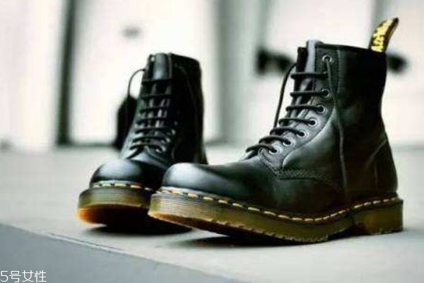 馬丁靴有什么特點呢 馬丁靴和軍靴有什么區(qū)別呢 馬丁靴有什么特點呢 馬丁靴和軍靴有什么區(qū)別呢