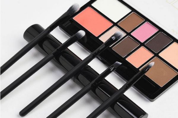 衰敗城市眼影保質期一般多久 衰敗城市眼影生產日期怎么看