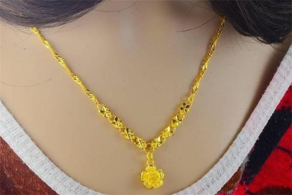 黃金項鏈為什么會變色 黃金項鏈變色了怎么辦