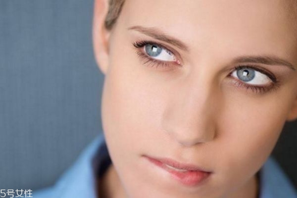 為什么化妝后會(huì)容易長(zhǎng)痘痘 經(jīng)?；瘖y還想避免長(zhǎng)痘怎么辦