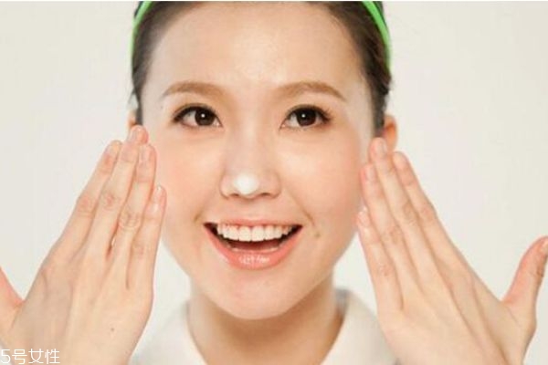 為什么化妝后會(huì)容易長(zhǎng)痘痘 經(jīng)?；瘖y還想避免長(zhǎng)痘怎么辦