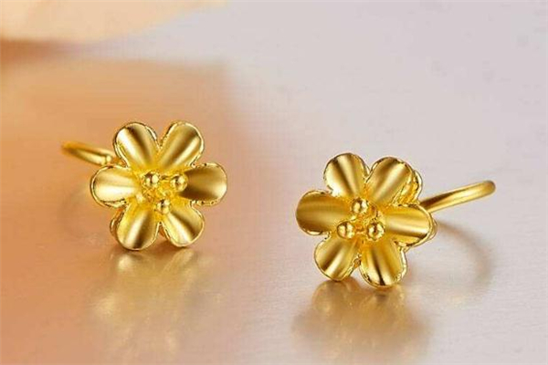 送老婆黃金耳釘怎么選 送老婆什么款式黃金耳釘好 送老婆黃金耳釘怎么選 送老婆什么款式黃金耳釘好