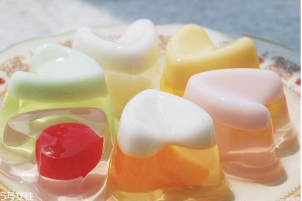 果凍是用什么做的呢 吃果凍有什么壞處嗎 果凍是用什么做的呢 吃果凍有什么壞處嗎