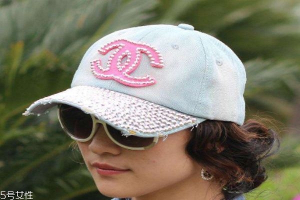 棒球帽一般應(yīng)該怎么戴呢 棒球帽比較好的牌子有什么呢 棒球帽一般應(yīng)該怎么戴呢 棒球帽比較好的牌子有什么呢