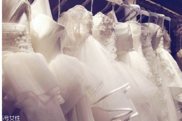 比較好的婚紗的牌子是什么呢 一組婚紗照要多少錢呢 比較好的婚紗的牌子是什么呢 一組婚紗照要多少錢呢