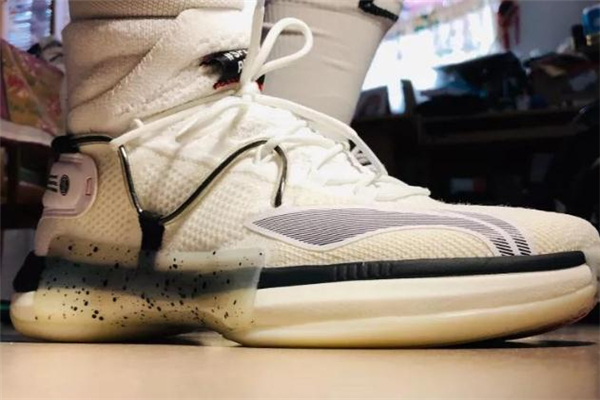 李寧閃擊6開賽夜測(cè)評(píng) 閃擊6精英和普通版區(qū)別 李寧閃擊6開賽夜測(cè)評(píng) 閃擊6精英和普通版區(qū)別