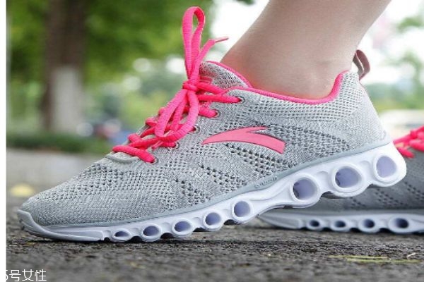 安踏的鞋子一般都適合什么時(shí)候穿呢 安踏的鞋子貴嗎