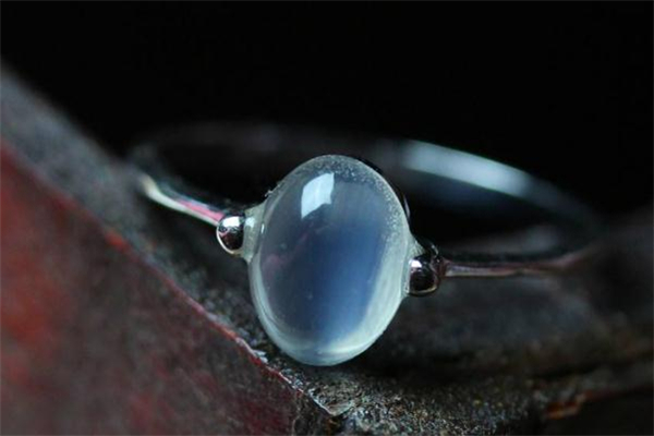 月光石是什么 月光石是天然的嗎 月光石是什么 月光石是天然的嗎