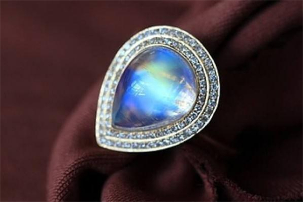 月光石是什么 月光石是天然的嗎 月光石是什么 月光石是天然的嗎