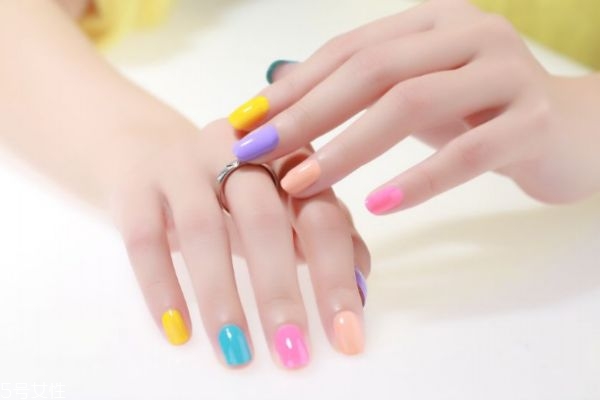 指甲應(yīng)該不應(yīng)該留太長(zhǎng)呢 指甲油有什么種類呢