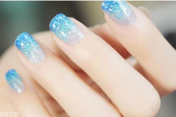 指甲應(yīng)該不應(yīng)該留太長(zhǎng)呢 指甲油有什么種類呢