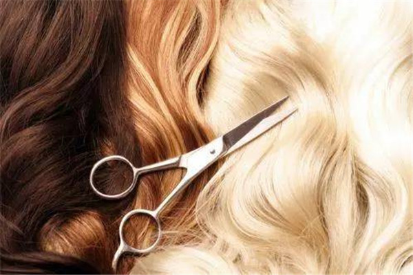 經(jīng)常染頭發(fā)會(huì)白發(fā)嗎 一般來說是不會(huì)的