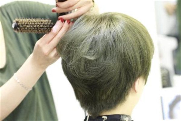 經(jīng)常染頭發(fā)會(huì)白發(fā)嗎 一般來說是不會(huì)的