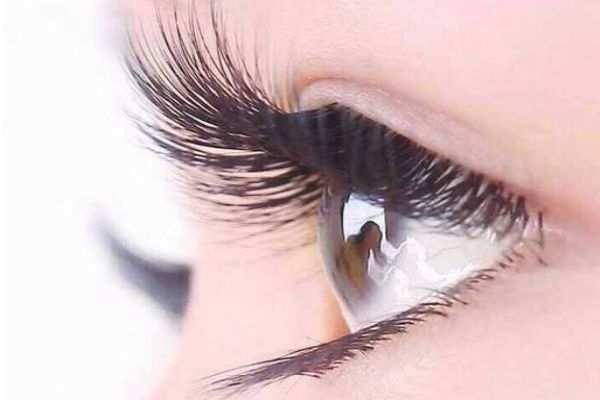眼睫毛比較少應(yīng)該怎么辦呢 為什么眼睫毛會(huì)稀少呢