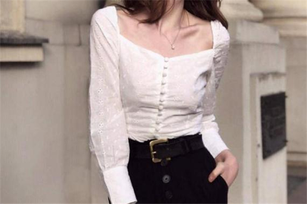 白色方領上衣怎么搭配 白色方領上衣搭配圖片