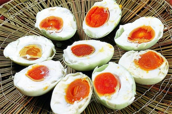 生咸鴨蛋破了還能吃嗎 咸鴨蛋破了還能放嗎 生咸鴨蛋破了還能吃嗎 咸鴨蛋破了還能放嗎